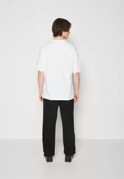 YOURTURNUNISEX - T-shirt Med Print - White -YOURTURN Affär 06691641aff342238fabf2b1a35096da