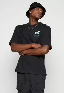 YOURTURNCHEST TEE UNISEX - T-shirt Med Print - 802 - Black -YOURTURN Affär 0df043f7336d4498b652bc179d5ab6ee