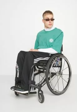 YOURTURNUNISEX - T-shirt Med Print - Green 17 YOURTURNUNISEX - T-shirt Med Print - Green -YOURTURN Affär 182119cd7d244d3eb03c38f45e879a26