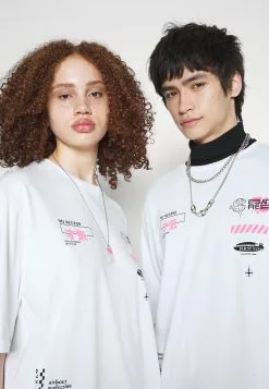 YOURTURNUNISEX - T-shirt Med Print - White 11 YOURTURNUNISEX - T-shirt Med Print - White -YOURTURN Affär 23737f21e2cc4634a64af3dbba5b24b1