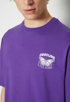 YOURTURNNOSTALGIA FUTURE TEE UNISEX - T-shirt Med Print - Purple -YOURTURN Affär 24a978bdabcd4cd6a1b0dca363cb0175