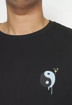 YOURTURNUNISEX - T-shirt Med Print - Black -YOURTURN Affär 29cf481cab634518953b4cf39ce7f7c8