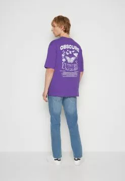 YOURTURNNOSTALGIA FUTURE TEE UNISEX - T-shirt Med Print - Purple -YOURTURN Affär 2d839d25c2b84fd3af3e4aec65254a06
