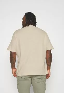 YOURTURNUNISEX - T-shirt - Bas - Light Green/ Off-white -YOURTURN Affär 2f59b2e8fb1843719da15f2e00e33582