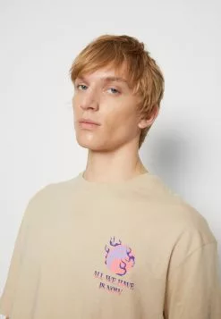 YOURTURNGRAPHIC TEE UNISEX - T-shirt Med Print - Beige -YOURTURN Affär 45cdd2ca318c4cceb4d65a0fe8415fd4