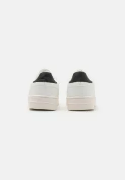 YOURTURNSneakers - White 10 YOURTURNSneakers - White -YOURTURN Affär 4725326c684449719efa06b8b13765bd