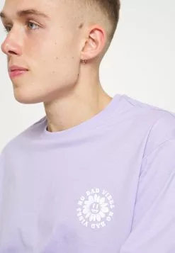 YOURTURNUNISEX - T-shirt Med Print - Purple 20 YOURTURNUNISEX - T-shirt Med Print - Purple -YOURTURN Affär 4e1d2805b411430aa1d05b1e1adb0534