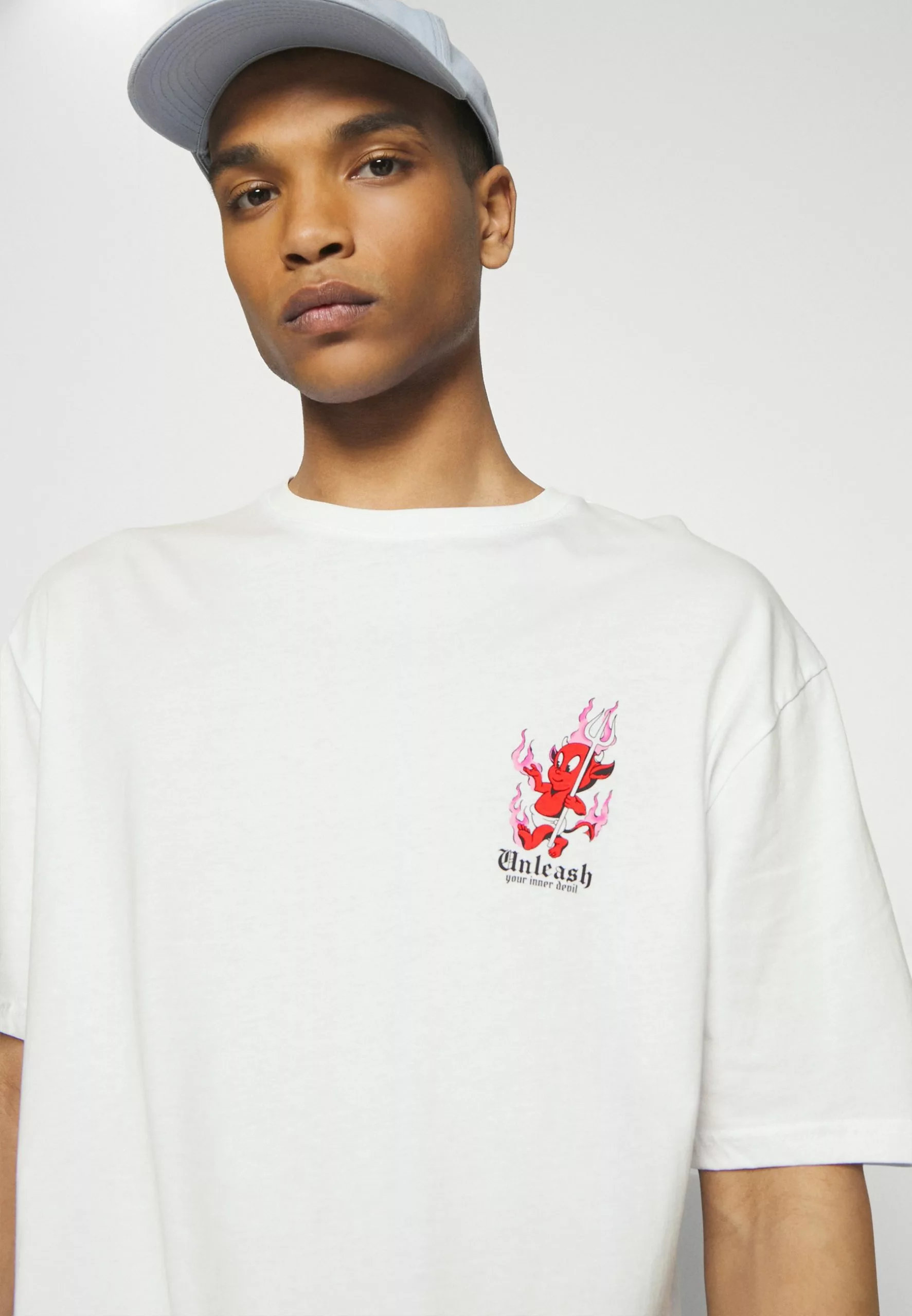 YOURTURNUNISEX - T-shirt Med Print - White 6 YOURTURNUNISEX - T-shirt Med Print - White - Bild 4