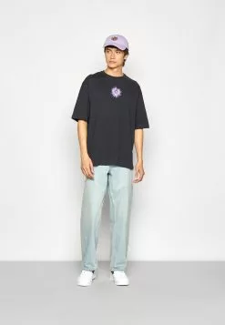 YOURTURNUNISEX - T-shirt Med Print - Black -YOURTURN Affär 6701c691b81e411da7b8ebe796e621ce