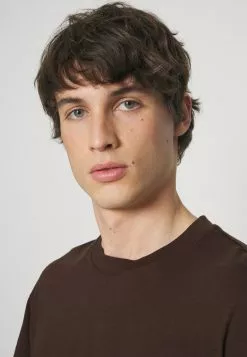 YOURTURNUNISEX - T-shirt - Bas - Brown -YOURTURN Affär 75c1b492bbf248edbad721bbc5cdad9b