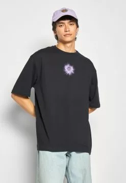 YOURTURNUNISEX - T-shirt Med Print - Black -YOURTURN Affär 8e4f8c83c2574edaa69d0e634631b7b7