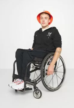 YOURTURNUNISEX - Sweatshirt - Black 19 YOURTURNUNISEX - Sweatshirt - Black -YOURTURN Affär 8e51ba97e0af4f0489491afa33a33b66