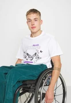 YOURTURNUNISEX - T-shirt Med Print - White -YOURTURN Affär ac0b0a7d24734f91adf3d4bc5762bf3b