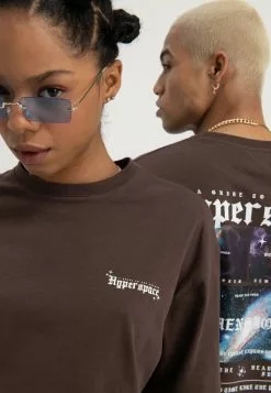 YOURTURNUNISEX - T-shirt Med Print - Brown 9 YOURTURNUNISEX - T-shirt Med Print - Brown -YOURTURN Affär b270f5ee5256471e8d6136cf0f52e201