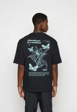 YOURTURNCHEST TEE UNISEX - T-shirt Med Print - 802 - Black -YOURTURN Affär b2af27d4ebd04411a960eb8d69437ecf