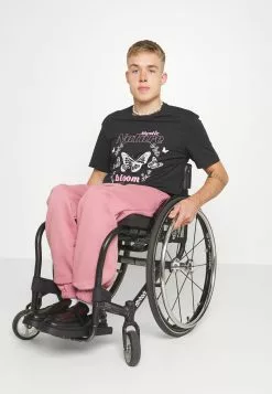 YOURTURNUNISEX - T-shirt Med Print - Black -YOURTURN Affär b86a21014be2485983ae3063345aefb3