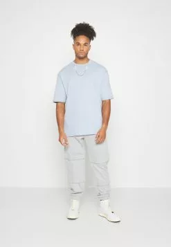 YOURTURNUNISEX - T-shirt - Bas - Blue 16 YOURTURNUNISEX - T-shirt - Bas - Blue -YOURTURN Affär c07bcda5db4942509d1bb0e81279db8a