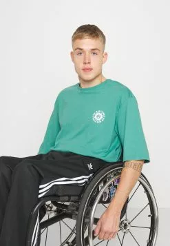 YOURTURNUNISEX - T-shirt Med Print - Green 15 YOURTURNUNISEX - T-shirt Med Print - Green -YOURTURN Affär c4ee4c172e4a46e4ad5113d156b0c0d5