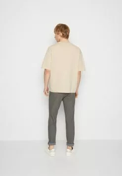 YOURTURNGRAPHIC TEE UNISEX - T-shirt Med Print - Beige -YOURTURN Affär c8293563e1094145a512e4cf53ccff3c