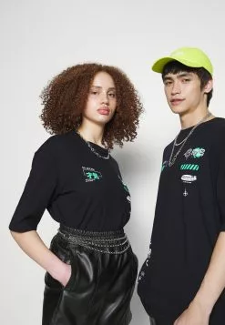 YOURTURNUNISEX - T-shirt Med Print - Black 11 YOURTURNUNISEX - T-shirt Med Print - Black -YOURTURN Affär e64c0883a4f14193a659548c9f695f84