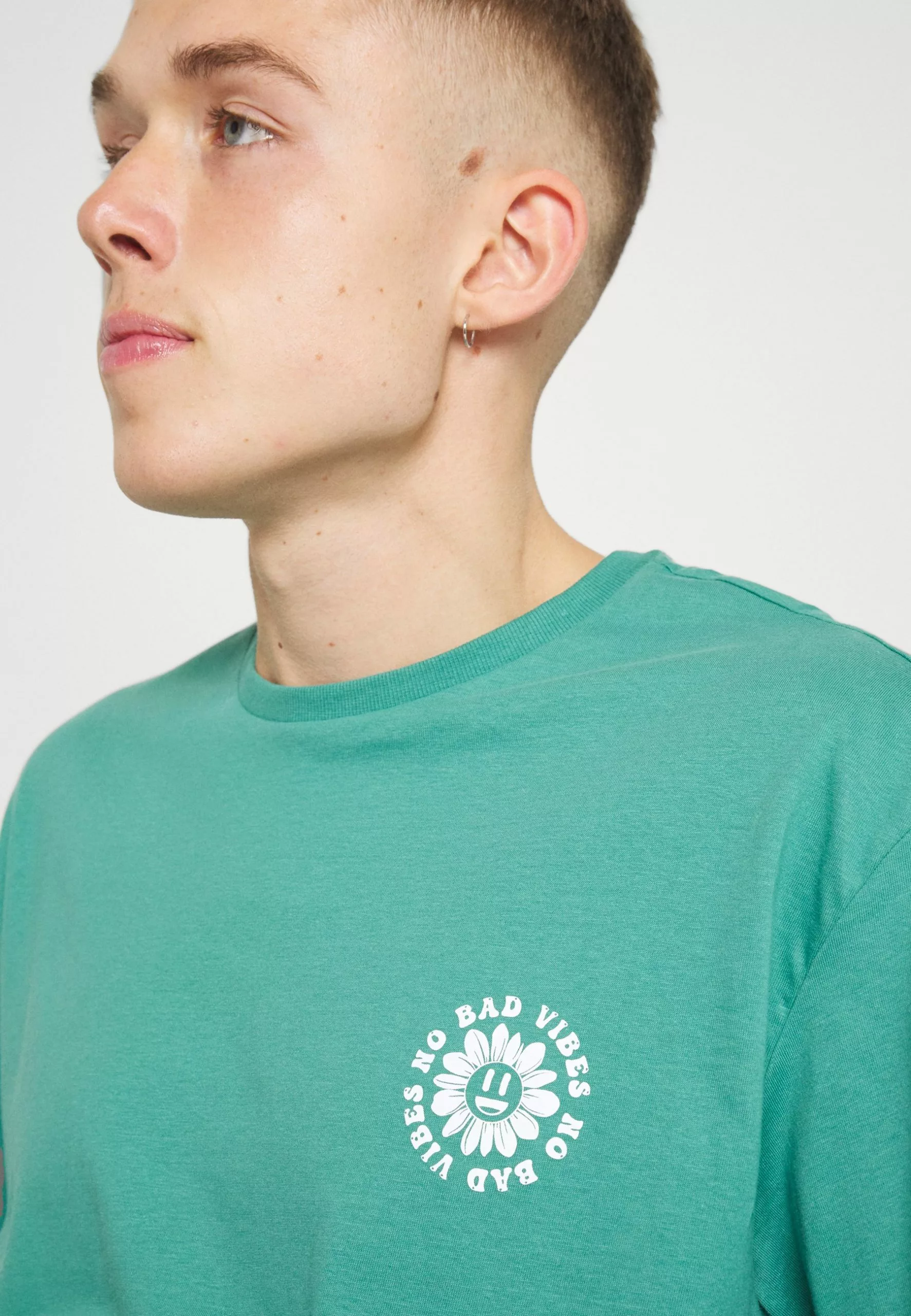 YOURTURNUNISEX - T-shirt Med Print - Green 10 YOURTURNUNISEX - T-shirt Med Print - Green - Bild 8
